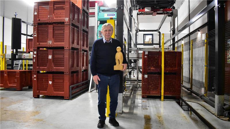 Ein ausgezeichneter Freiburger Schütze: Große Ehre für Gerhard Umlandt Freiburgs neuer Vereinsmeier: Gerhard Umlandt mit der Holzskulptur als Dank für sein Ehrenamt.