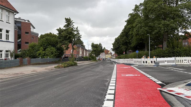 Freie Fahrt auf der Harsefelder Straße in beide Richtungen und auf dem neuen Radweg auf der Ostseite. Frühestens 2030 wird der Geh- und Radweg zwischen Sachsenstraße und Thuner Straße auf der westlichen Seite erneuert.