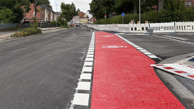 Freie Fahrt auf der Harsefelder Straße in beide Richtungen und auf dem neuen Radweg auf der Ostseite. Frühestens 2030 wird der Geh- und Radweg zwischen Sachsenstraße und Thuner Straße auf der westlichen Seite erneuert.