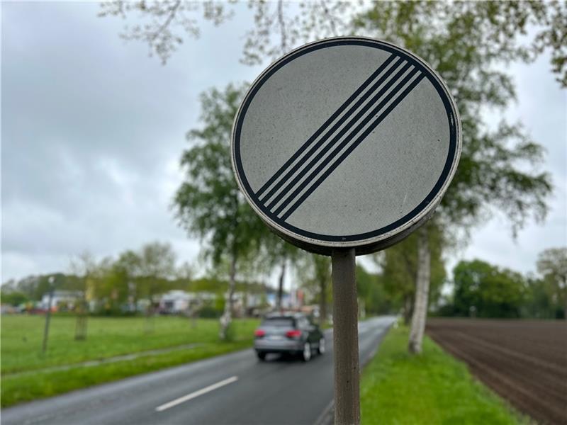 Freie Fahrt bis zum Ortseingang Hammah herrscht auf der Kreisstraße 3, obwohl etwa 100 Meter weiter die Zufahrt zum Gewerbegebiet liegt. Ortsbrandmeister Dennis Jednat hätte hier gerne Tempo 70. Foto: Klempow