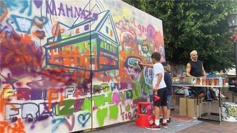 Treffpunkt der Jugend: Neue Hoffnung für das Buxtehuder Freizeithaus Freie Fahrt fürs Freizeithaus: Bei der Street Explosion setzten Besucher der Straßenkunstveranstaltung mit Leonard Cordes von den Stader Wandkollegen ein buntes Zeichen für die Buxtehuder Jugendstätte.