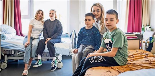 Freie Patientenzimmer, die sonst für Privatversicherte zur Verfügung stehen, bieten aktuell eine Unterkunft für ukrainische Flüchtlinge. Im Bild (von links): Alona mit Tochter Maria (hinten) sowie Jaroslav und Kiril mit Mutter Alla (vorn). Foto: Hartmann