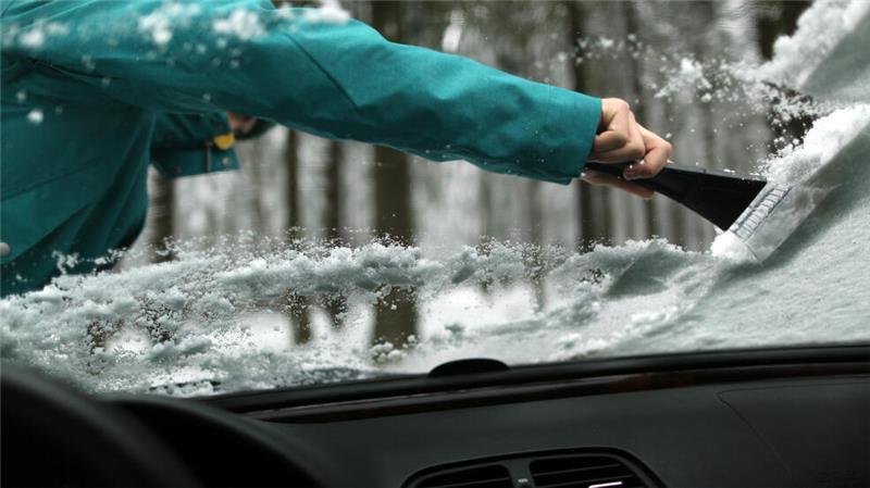 Freie Sicht: Alle Scheiben sowie das Dach sollten frei von Schnee und Eis sein, bevor es losgeht. Das entsprechende Zubehör gehört ins Auto.