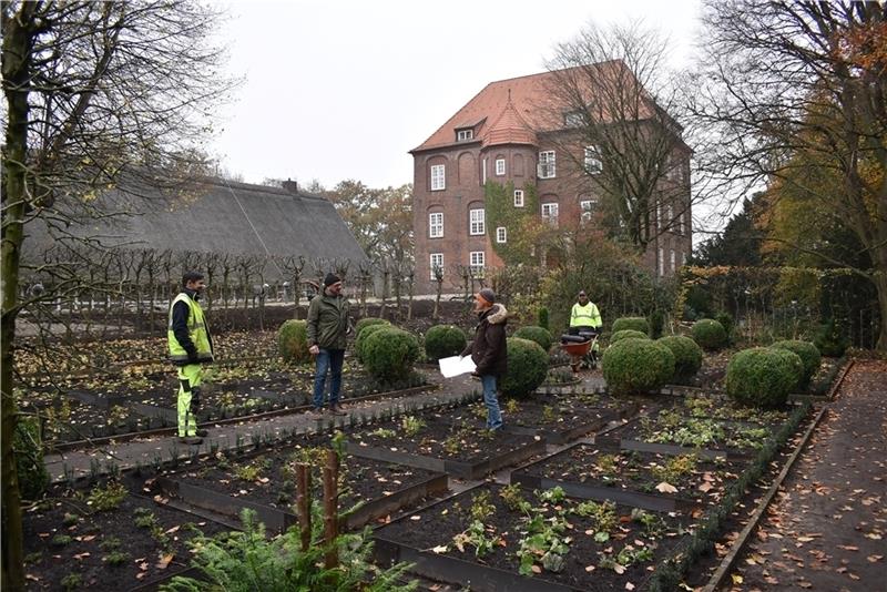 Freie Sicht: Der denkmalgeschützte Blumengarten im Park von Schloss Agathenburg ist neu bepflanzt, die Hecke gestutzt worden. Foto: Vasel