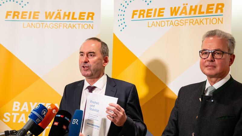 CSU und Freie Wähler unterzeichnen Koalitionsvertrag  Freie Wähler-Chef Hubert Aiwanger (l) und Florian Streibl, Fraktionsvorsitzender der Freien Wähler im Bayerischen Landtag, präsentieren den Koalitionsvertrag mit der CSU.