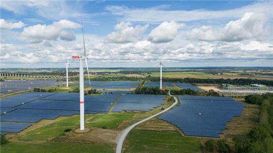 Freiflächen-Photovoltaikanlagen sollen besonders an Windkraftanlagen, Bahnstrecken oder Autobahnen entstehen. Das Potenzial der Samtgemeinde Harsefeld ist hier begrenzt.
