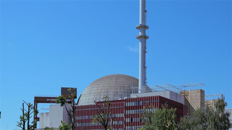 Freigegebener Müll aus den Kernkraftwerken Brokdorf (Foto) und Brunsbüttel soll auf zwei Deponien gebracht werden. (Archivbild)