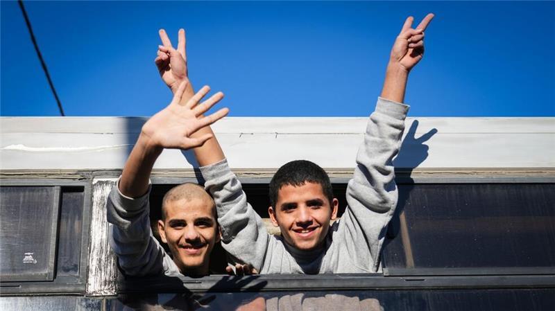 Freigelassene palästinensische Jugendliche winken nach ihrer Entlassung aus einem israelischen Gefängnis bei ihrer Ankunft im Gazastreifen.