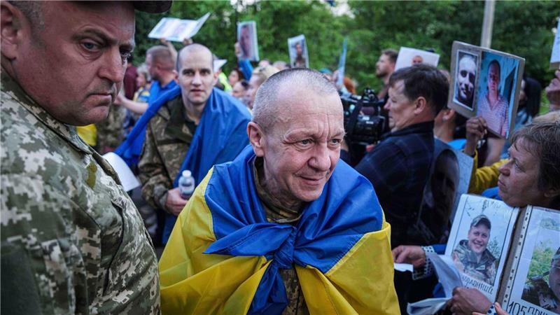 Freigelassene ukrainische Kriegsgefangene nach einem Austausch (Archivbild)