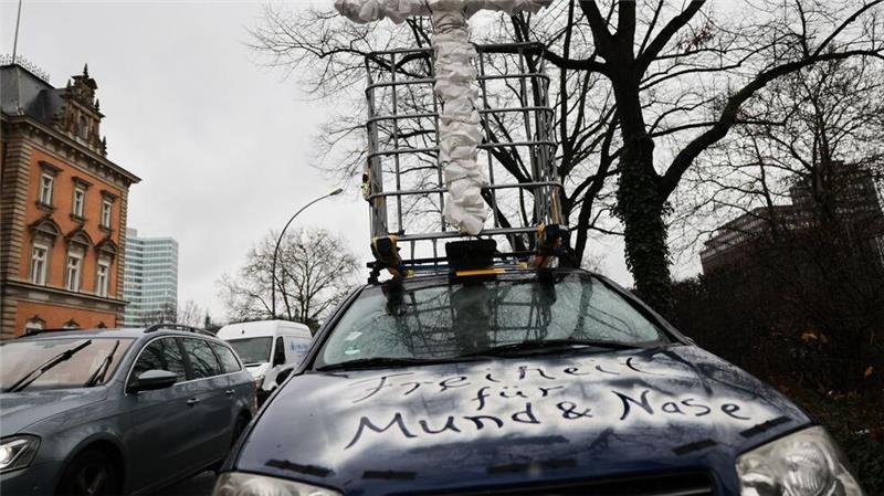 Falsche Masken-Atteste - Arzt zu Bewährungsstrafe verurteilt „Freiheit für Mund und Nase“, fordern die Unterstützer des angeklagten Arztes vor dem Gerichtsgebäude.