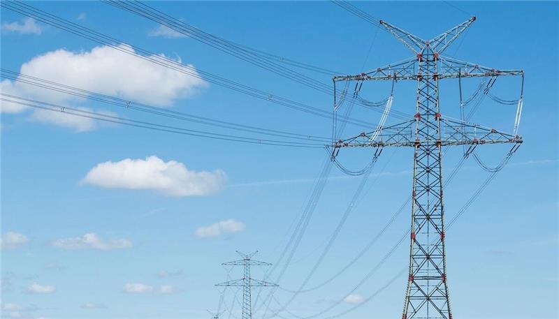 Freileitung in der Landschaft: die 380-kV-Neubauleitung zwischen Stade und Sottrum.