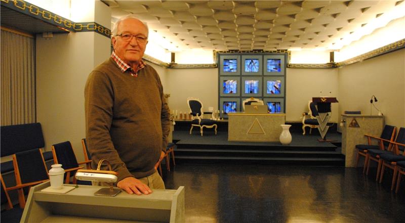 Freimaurer Gerd Carlson gewährt Einblicke in den Versammlungsraum, der Tempel genannt wird. Foto Stief