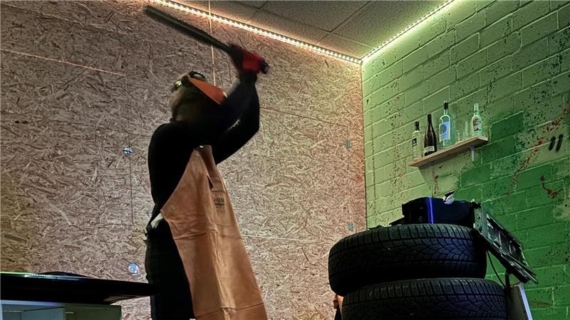 Freiraum für den Frust: Anika Gerdau haut einen Drucker kurz und klein.