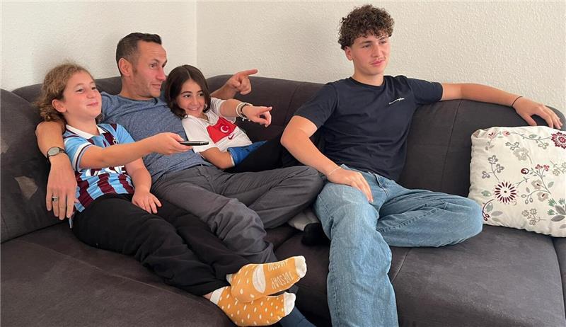 Freitags haben Nihat Sagirs Töchter die Macht über die Fernbedienung und dürfen entscheiden, was beim Familien-Filmabend geschaut wird.