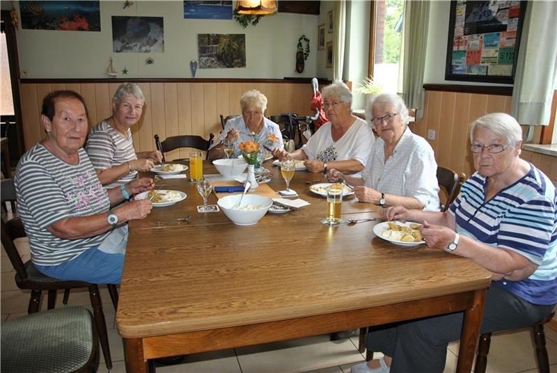 Hier trifft sich Horneburg beim Mittagstisch Freitags ist Fischtag in „Stechmann’s Gasthaus“ in Horneburg: Beim Mittagstisch-Stammtisch treffen sich Rutraud Görgens, Anne Vollmert, Ingrid Oelenbüttel, Ruth Kracke, Ingrid Simon und Lore Harland (von links). Fotos: Lohmann