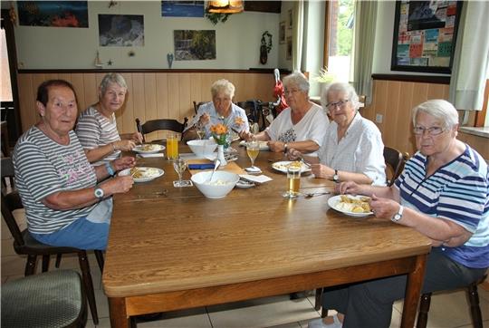Freitags ist Fischtag in „Stechmann’s Gasthaus“ in Horneburg: Beim Mittagstisch-Stammtisch treffen sich Rutraud Görgens, Anne Vollmert, Ingrid Oelenbüttel, Ruth Kracke, Ingrid Simon und Lore Harland (von links). Fotos: Lohmann