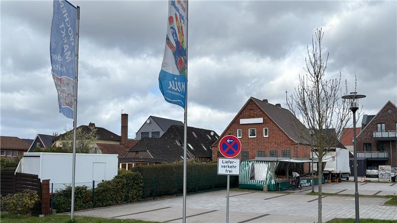 Freitagvormittag: Noch steht nur ein Gemüsehändler auf dem Wochenmarktgelände. Am Nachmittag stoßen noch ein Bäcker- und ein Fischwagen dazu.