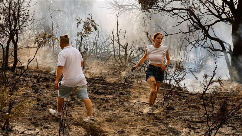 Brände: Entspannung in Griechenland und Hilferuf aus Spanien Freiwillige Helfer kommen leichter in Gefahr, weil sie anders als Feuerwehrleute oft nicht wissen, wann sie sich zurückziehen müssen, um nicht von den Flammen eingeschlossen zu werden.