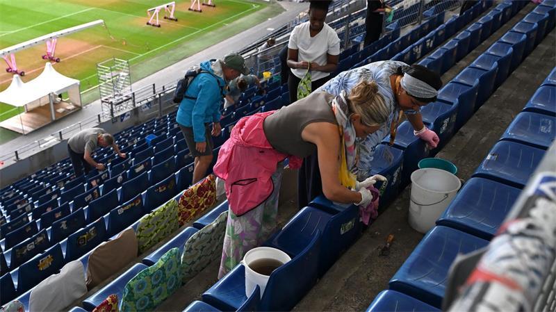 Zeugen Jehovas feiern „Fest der Liebe“ im Volksparkstadion Freiwillige Helfer putzen das Volksparkstadion für den Kongress der Zeugen Jehovas. (Archivbild)
