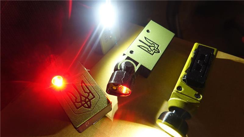 Freiwillige aus Deutschland haben Taschenlampen für ukrainische Einsatzkräfte entwickelt.