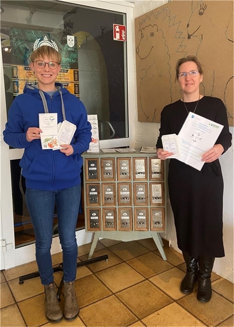 Freizeithaus-Leiterin Rebecca Spark und Sandra Baron-Suhr von der Initiative „Buxtehude im Wandel“ an der frisch eingerichteten Saatgut-Bibliothek. Foto: Ruser