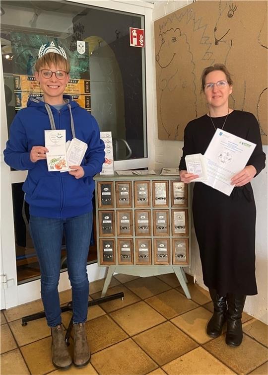 Freizeithaus-Leiterin Rebecca Spark und Sandra Baron-Suhr von der Initiative „Buxtehude im Wandel“ an der frisch eingerichteten Saatgut-Bibliothek. Foto: Ruser