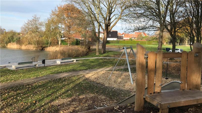 Freizeitplatz am Bassin in Freiburg mit Blick auf das Wasser.