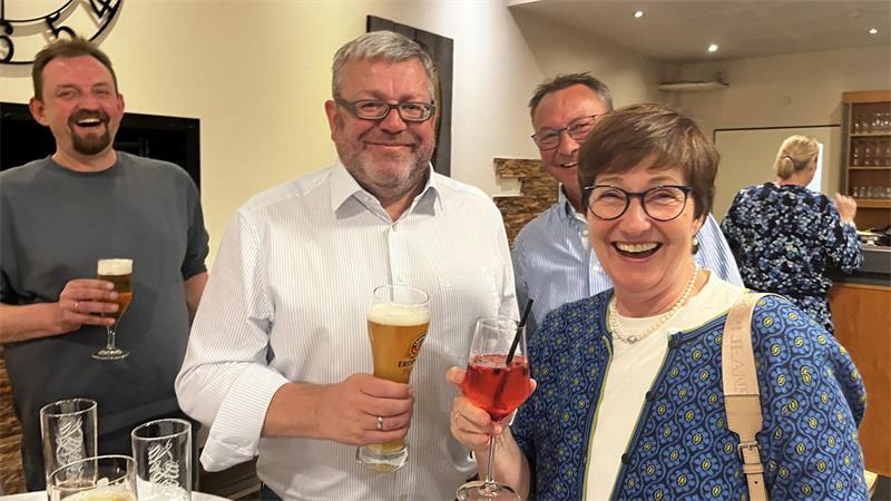 Freude, Erleichterung und ein kühles Bier: SPD-Ratsherr Nick Freudenthal, Ralf Dessel, sein Schwiegervater Jarek Wosik und die amtierende Bürgermeisterin Katja Oldenburg-Schmidt stoßen an.