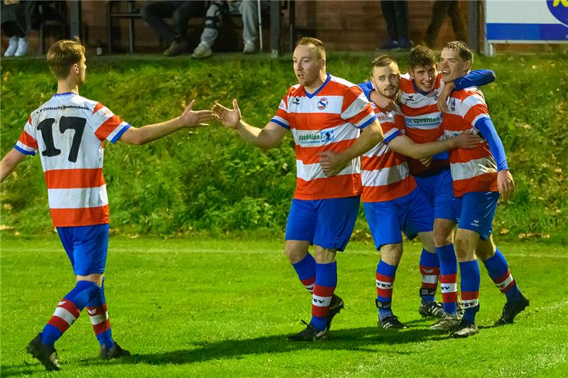 Freude bei den Immenbeckern: Gegen den MTV Hammah erkämpfte sich die Eintracht ein 3:2. Foto: Schmietow