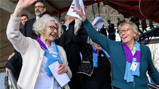 Freude bei den Klagenden: Die Schweizer Klimaseniorinnen nach dem Urteil vor dem Gerichtsgebäude.
