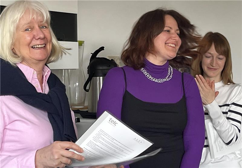 Freude bei der Abschlussfeier: Marget-Edda Andrich-Stich (links) übergibt Nataliia Mezentseva (Mitte) gerade ihr C1-Zertifikat.