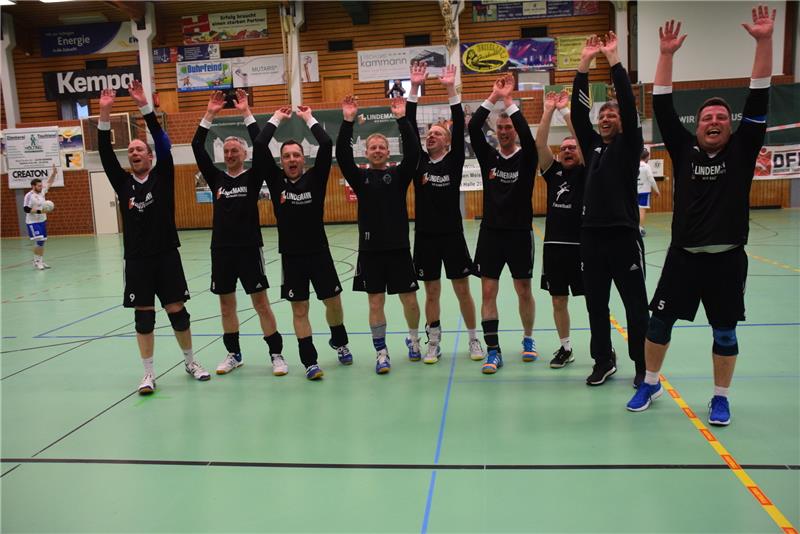 Freude beim TSV Essel nach dem Sieg über Uetersen - und Dank an die Fans. Foto Bartsch