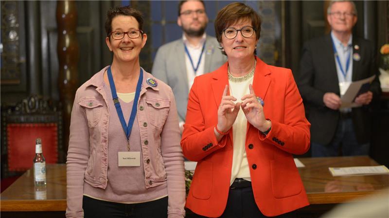 Freude nach dem gelungenen Gründungsakt: Schirmherrin und Bürgermeisterin Katja Oldenburg-Schmidt (rechts) und Mitinitiatorin Susi Milewski.