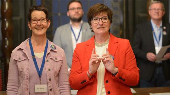 Freude nach dem gelungenen Gründungsakt: Schirmherrin und Bürgermeisterin Katja Oldenburg-Schmidt (rechts) sowie Mitinitiatorin Susi Milewski.