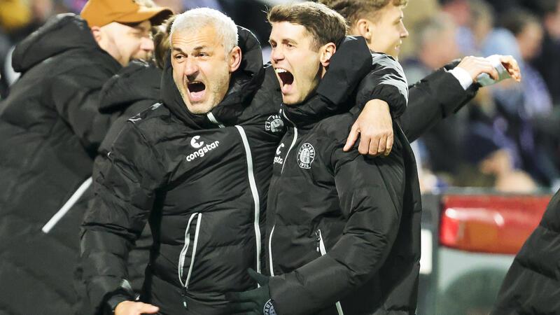 Sieben-Tore-Wahnsinn lässt St. Pauli im Topspiel jubeln Freude pur bei St. Paulis Co-Trainer Peter Nemeth (links) und Chef Fabian Hürzeler.