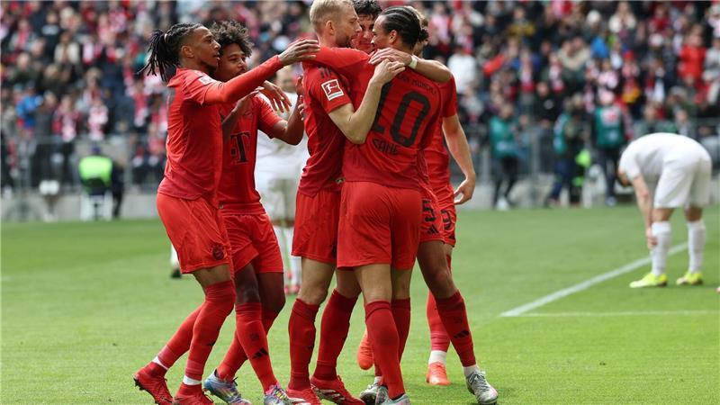 Freude über die Führung von Leroy Sané (r) - der Meister-Jubel ist vertagt.