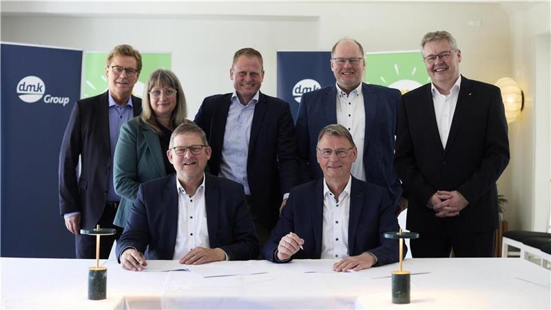 Fusionspläne: Arla Foods und DMK Group kündigen Zusammenschluss an Freude über die Fusionsabsicht: Jan Toft Nørgaard (sitzend von links), Heinz Korte. Stehend von links: Peder Tuborgh, Inger-Lise Sjöström, Guus Mensink, Thomas Stürtz, Ingo Müller.