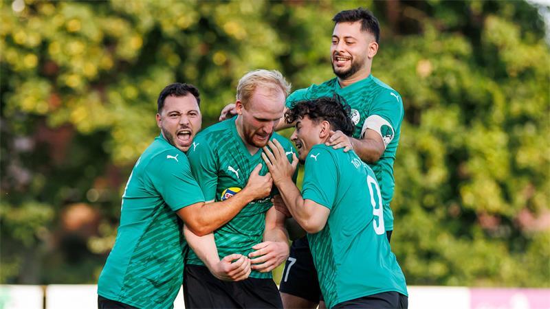 Freude über drei Punkte im Kellerduell: Der TuSV Bützfleth zieht am Sonntag am TSV Wiepenkathen vorbei.
