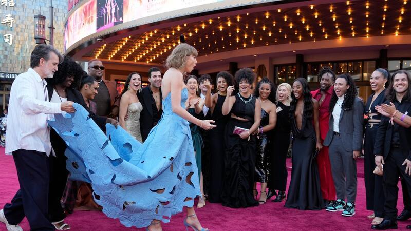 Freude und Ausgelassenheit bei Taylor Swift und ihrem Team.