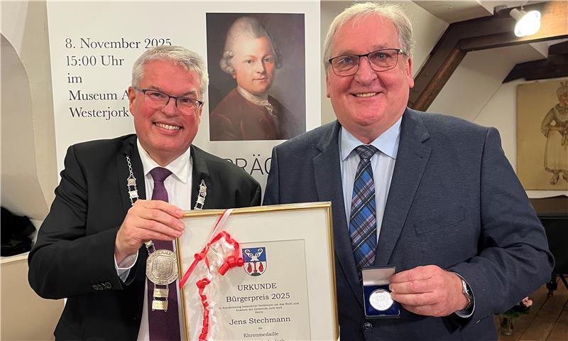 Freudestrahlend: Bürgermeister Matthias Riel und Bürgerpreisträger Jens Stechmann (rechts). Der Bundesvorsitzende der Fachgruppe Obstbau wurde für sein ehrenamtliches Engagement bei den Lessing-Gesprächen geehrt.
