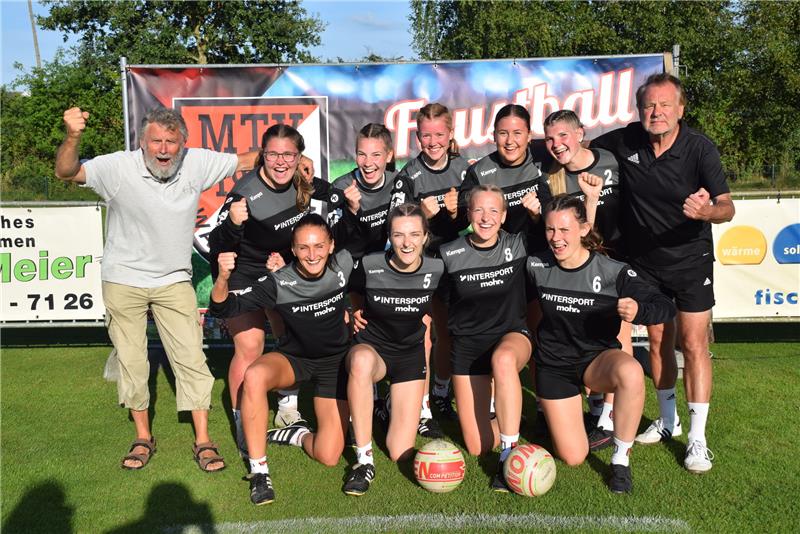 Faustball-Frauen des MTV Wangersen in die 1. Bundesliga aufgestiegen Freudige Gesichter beim Aufsteiger Wangersen. Foto: Bartsch