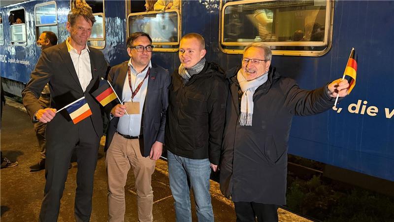 Freudiger Empfang für den neuen Nachtzug im nordfranzösischen Aulnoye-Aymeries.