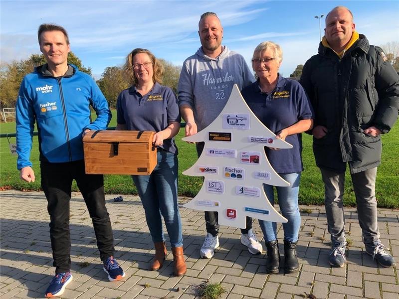 Dreitägiger Spendenlauf in Hammah beginnt Freuen sich auf den Lauf an Heiligabend: Organisator Udo Feindt, Brigitte Dieckmann (Juko Hammah), Marcus Wendt (MTV Hammah), Angelika Loock (Juko Hammah) und Patrick Schulz. Foto: Marion Kalmutzke