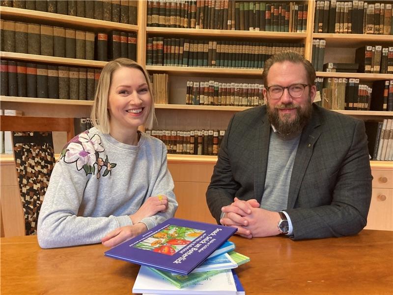Freuen sich auf den Plattdeutschen Lesewettbewerb am Kiekeberg: Rike Henties, Plattdeutsch-Koordinatorin des Landkreises Harburg, und Stefan Zimmermann, Direktor des Freilichtmuseums am Kiekeberg. Foto FLMK