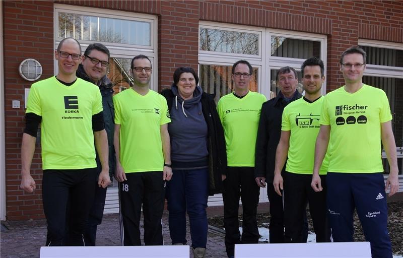 Freuen sich auf den Spendenlauf am 22. Juni: Pascal van der Heijden, Holger Falcke, Daniel Jahnke, Martina Wagner, Andreas Subei, Johann Schlichtmann, Andreas Ewald und Udo Feindt. Foto Umland