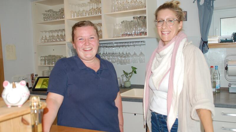 Meike Kohlrausch holt die Familienmesse nach Ruschwedel Freuen sich auf die Familienmesse: Carina Christiansen (links), Wirtin vom Café Lieblingsplatz, und Meike Kohlrausch.