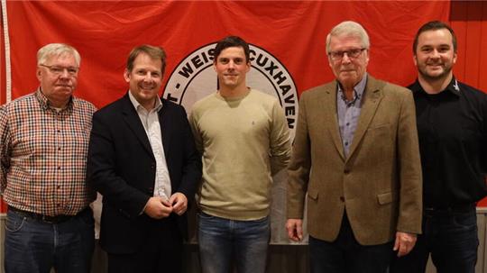 Freuen sich auf eine erfolgreiche Zusammenarbeit bei Rot-Weiss (v.l.): Michael Okatz, Thiemo Röhler, Lars Uder, Bernd Köpcke und Marc Tietjen.
