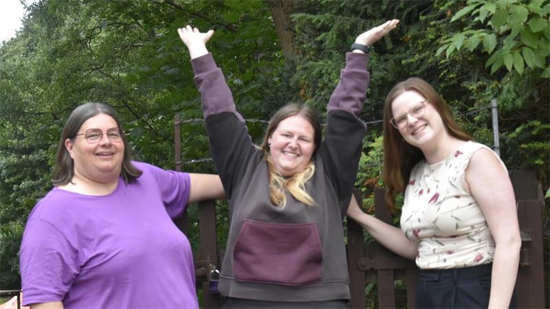 Nicht ohne Musik: Das Schützenfest Altkloster startet am Freitag Freuen sich aufs Schützenfest: Diana Berg, Alina Lehmann und Josefine Gehlken (von links).