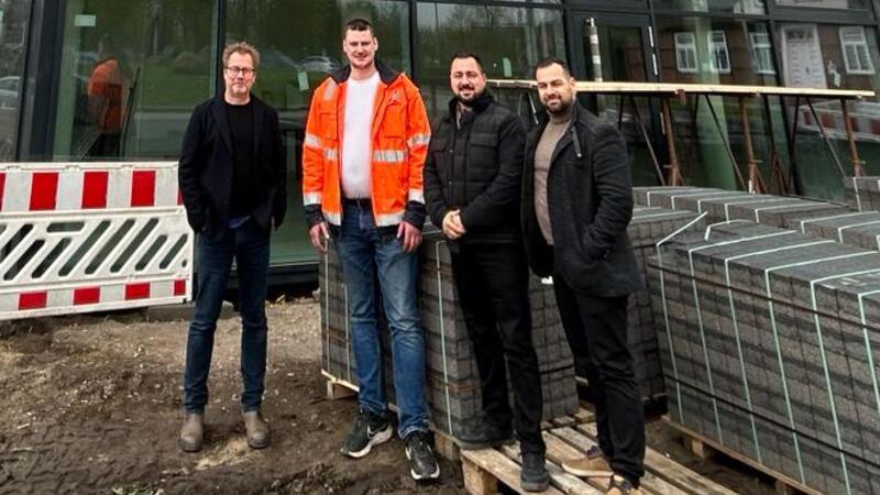 Freuen sich, dass das Werk fast vollbracht ist (von links): Architekt Holger Cassau, Bauleiter Kevin Stroetzel sowie die Investoren Cemil und Cesurbey Kayar.