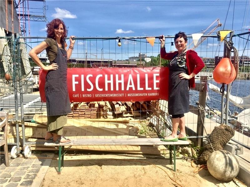 Freuen sich , dass es wieder losgeht: Petra Kohlase-Müller (links) und Lavinia Nagel vom Bistro in der Fischhalle. Foto: Fischhalle